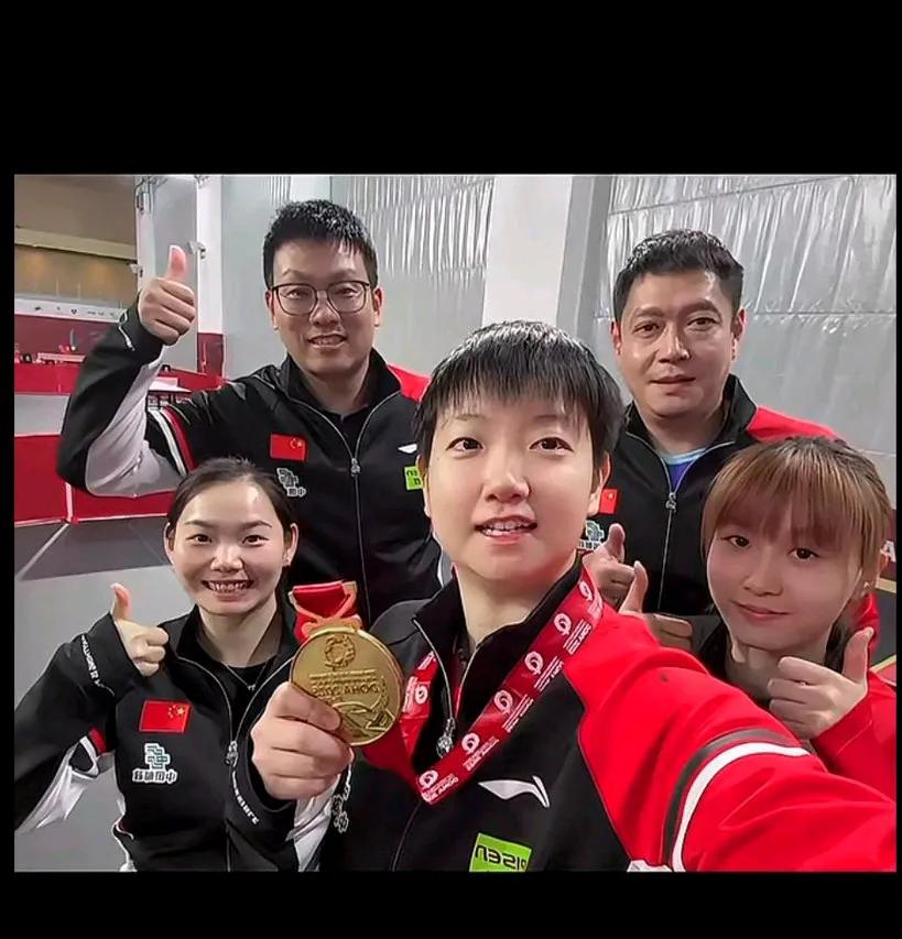 莎莎真是不错，我真很少见了冠军和陪练合照的。[赞]付出！收获！满满当当[赞]