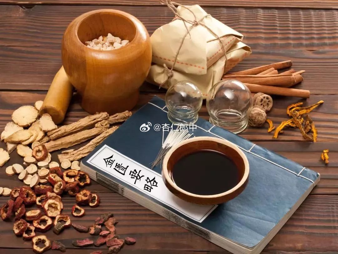 傍晚临近下班，诊室匆匆走进一对母女。母亲神色焦灼，扶着二十出头的女儿落座。女孩蜷在椅子里，面色青白，