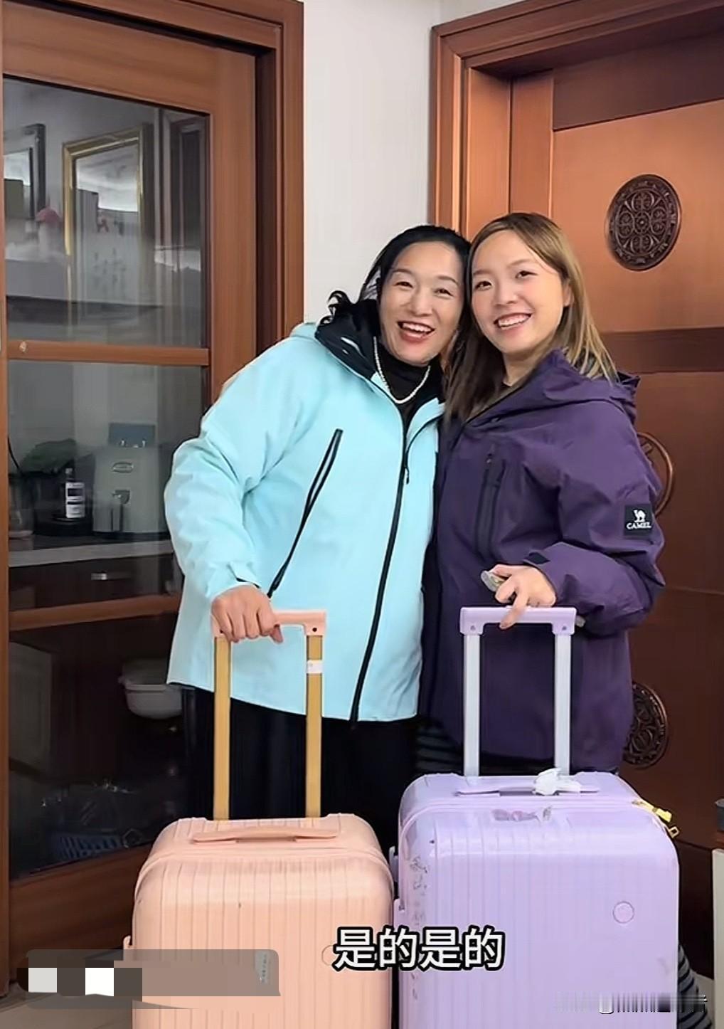 今天中午，谢浩男的妈妈许健华更新了一则视频。视频中，谢浩男的大妹对谢浩男的妈妈许