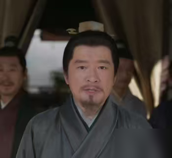 林家那点基因，全让爷孙俩占了，中间那位像捡来的。《兰香如故》一播，镜头扫过林家三代，弹幕直接裂开。刘