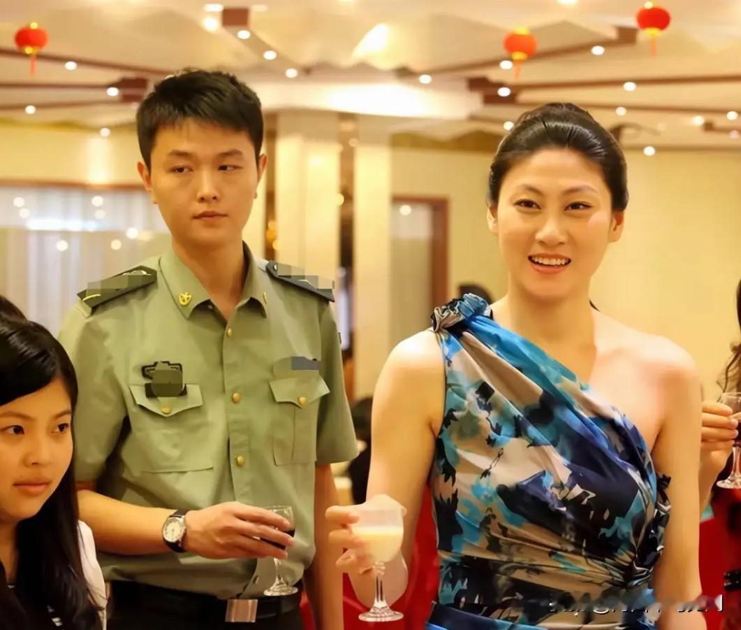 这是前中国女篮主力国手卞兰与前夫顾鹏在体育联谊活动宴会上的一张日常合影，他们离婚