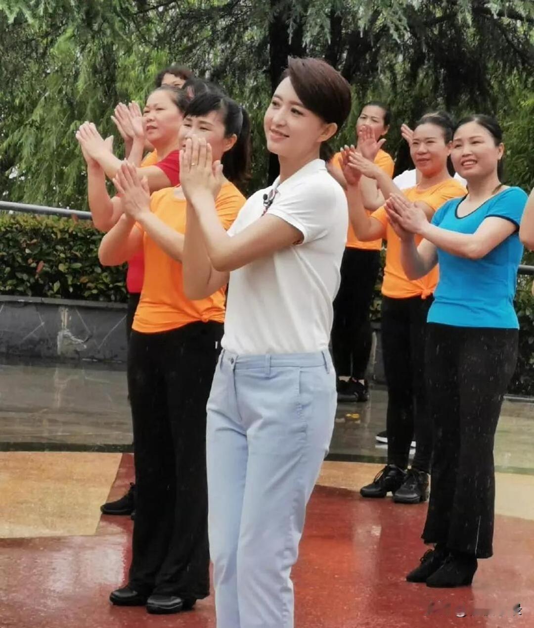 这位央视女主持人离开了平台，不主持节目去跳广场舞了，还真的是别说，即使这样穿搭平