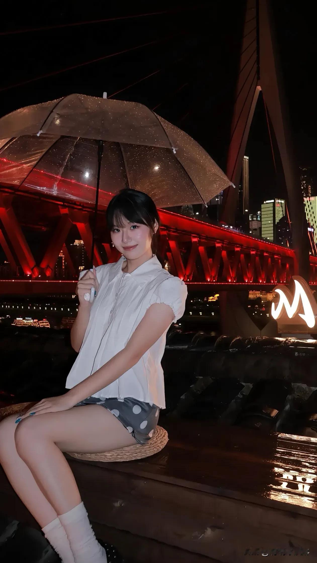 都市夜幕，霓虹为裳独行女孩，光影作伴每一步都是故事，每盏灯都在倾听