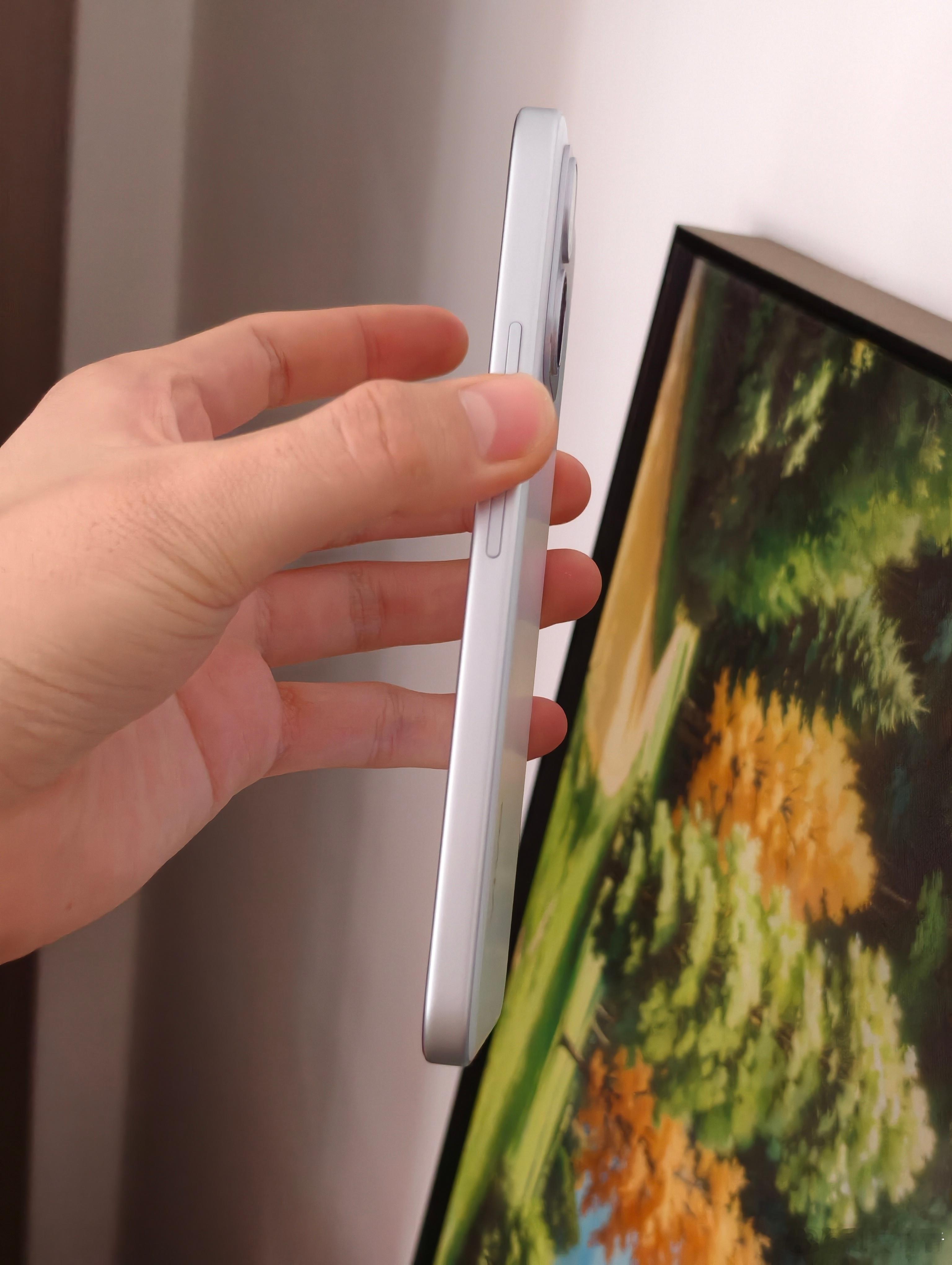 现在LCD屏手机不多，Y500i算一个，而且按我的使用感受，这块LCD屏幕还属于