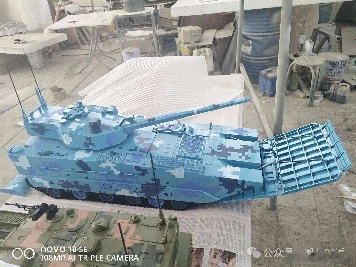 新型两栖突击车模型可看出炮塔有部分技术与四代100式坦克类似，疑似技术下放图