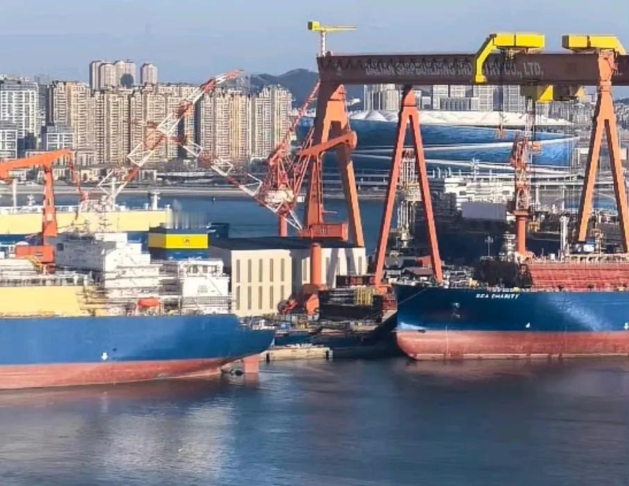 004已经开始搭建机库了。感觉春节前能合拢期待年底能下水