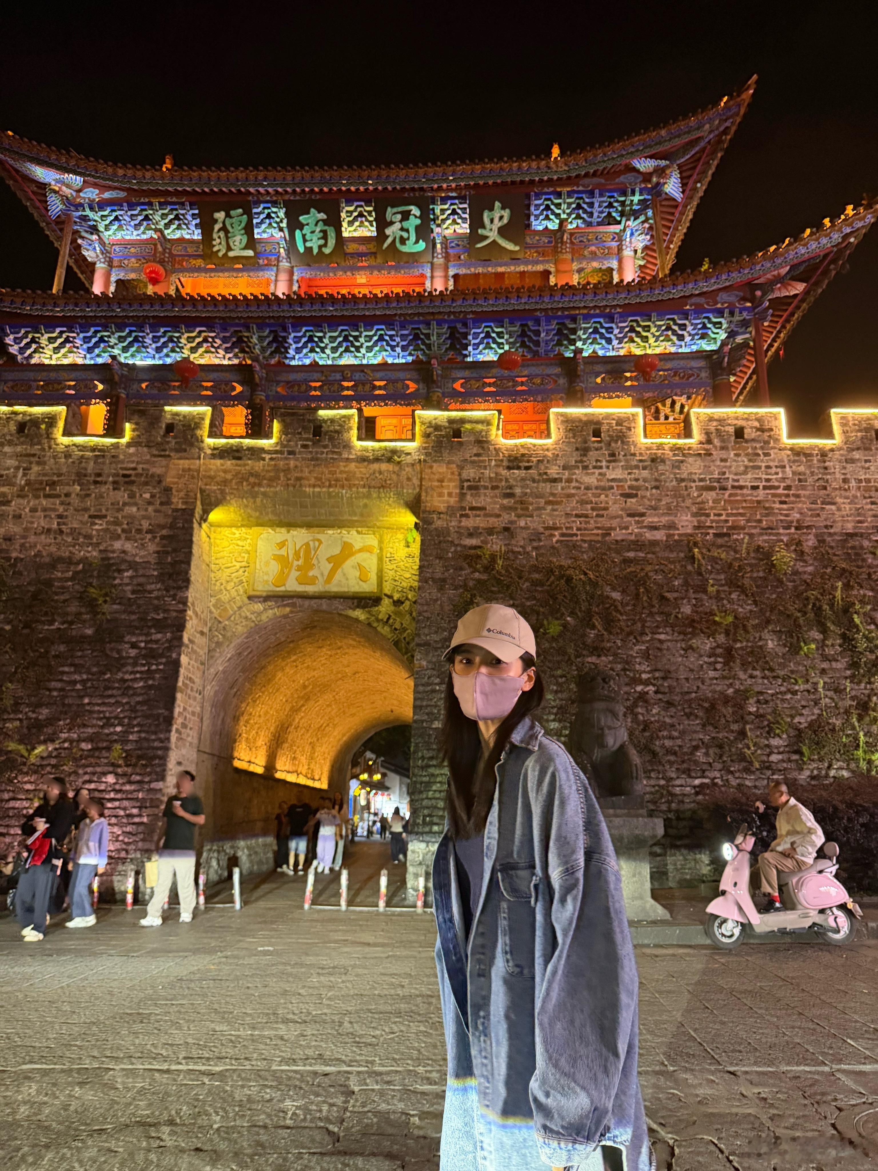 张婧仪给路人打码张婧仪打卡大理古城是晒游客照也要贴心打码的好宝宝～