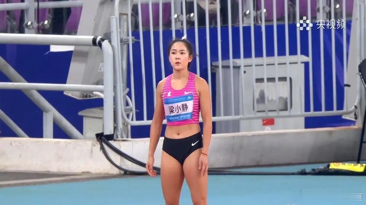 广东队刚拿4×400米接力金牌，转头4×100米就栽在交接棒上。一二棒交接时，梁