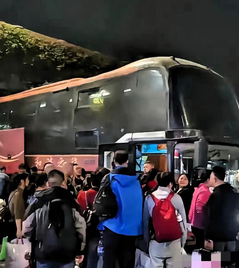 今年春运最炸的反转，属实被大巴车整明白了！ 今年春运最大的反转，当属曾被高铁