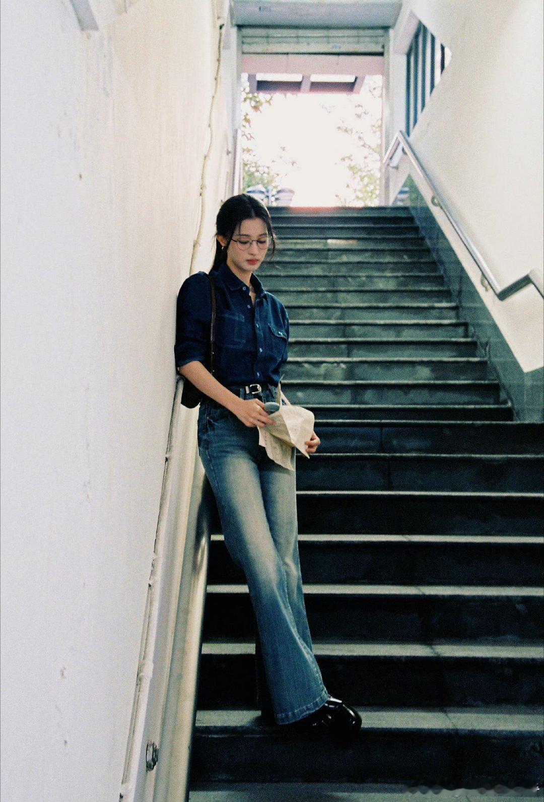 王楚然今日营业照，牛仔套装也能穿出这种知性美，眼镜一戴太有感觉了