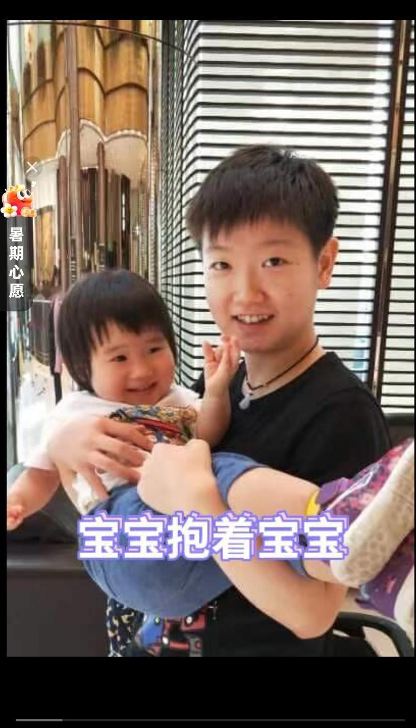温柔抱宝宝，幸福瞬间定格感受到爱的力量，莎莎会抱宝宝了[赞]太可爱了两个都是