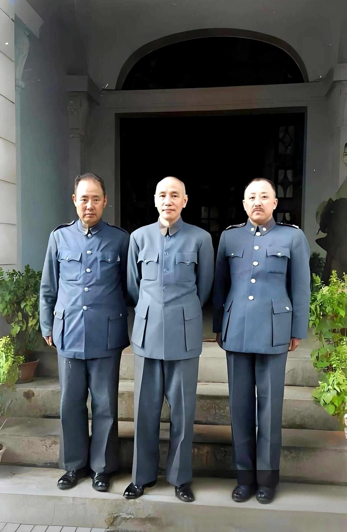 1948年，一张合影。镜头死死对准了62岁的蒋介石，他两手空空，就那么站着。可