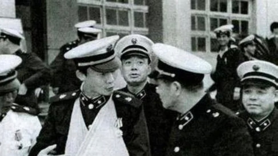 陈伟文下了码头很快得知：556号和531号两舰之所以先前返航，是上级机关特意安排