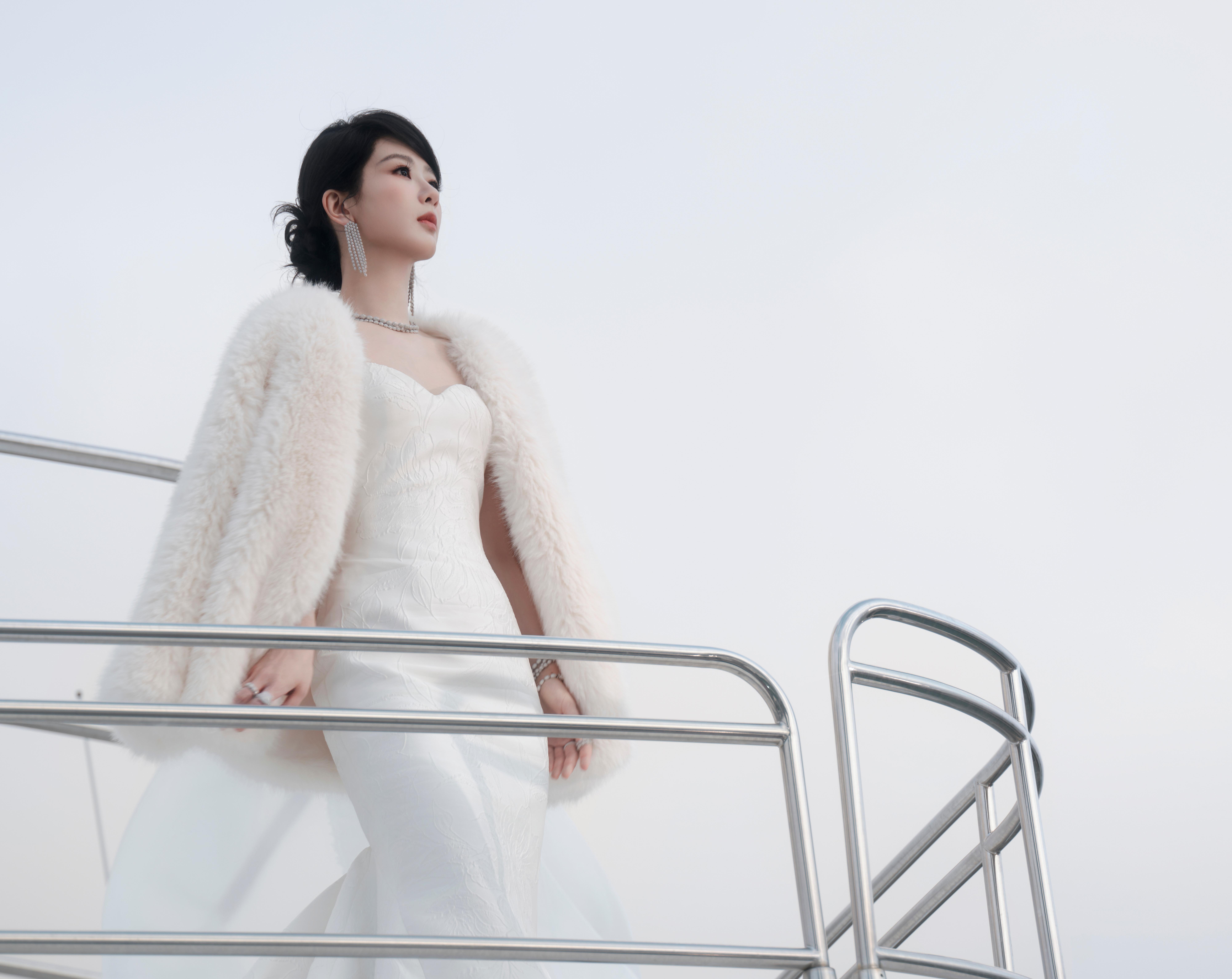 杨紫今日直播造型，一袭白裙搭配毛绒披肩，清冷又矜贵的豪门大小姐既视感拉满，这造