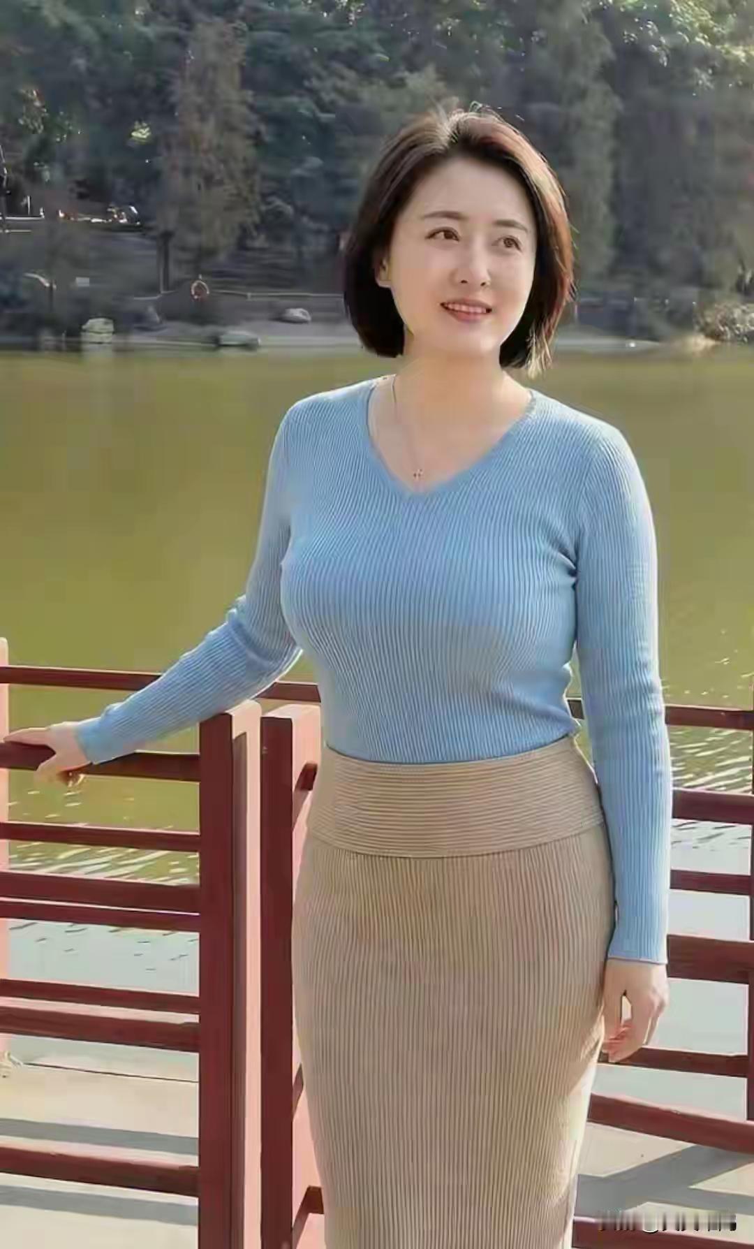 塞鸿秋·赞徐娘半百徐娘风姿俏，丰腴富态容颜好。端庄大气沉稳貌，天生一副旺