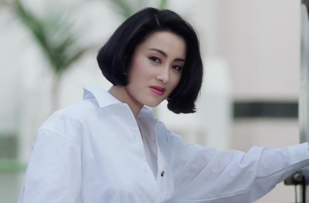 “女神”张敏玩疯了，这模样，英姿飒爽，真的如戏中的“赵敏”一样，驾驶百万越野车在