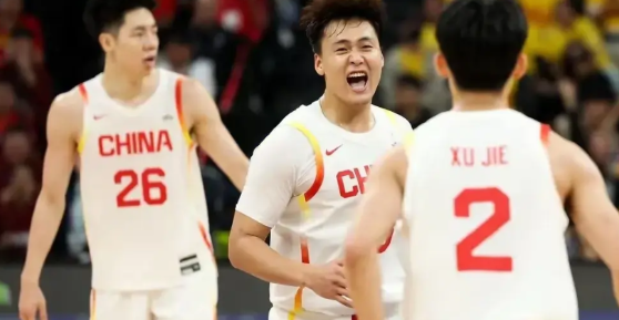 中国男篮亚洲杯12人名单大概如下！中锋：胡金秋、余嘉豪、徐昕前锋：朱俊龙、张