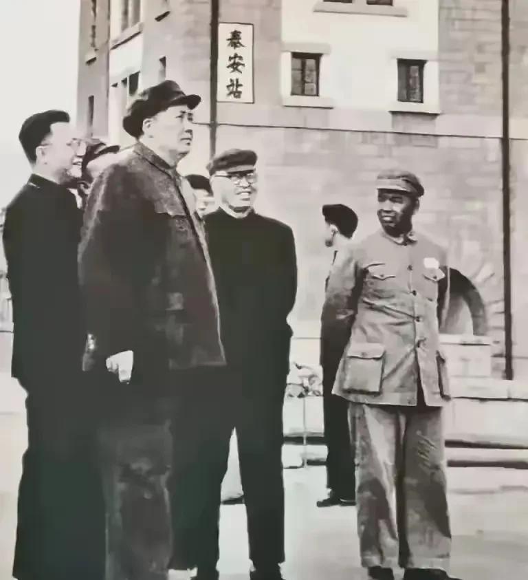 毛主席来到泰安站进行视察，他迈着稳健的步伐，脸上是一贯的和蔼与沉稳。许世友将军在