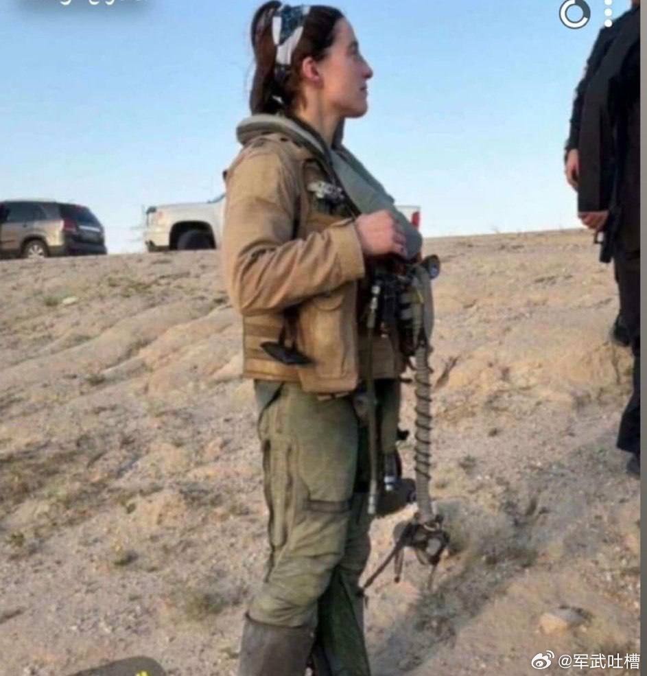 从飞行员的数量来看，至少有三个人，而且还有女飞行员，所以确实不止一架美国军机被击