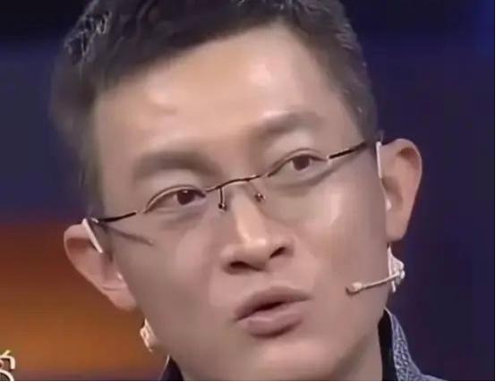2015年，演员杨志刚说，我每次去郭靖宇家，都得喊我的亲生妈妈叫大姑，她就晚上偷