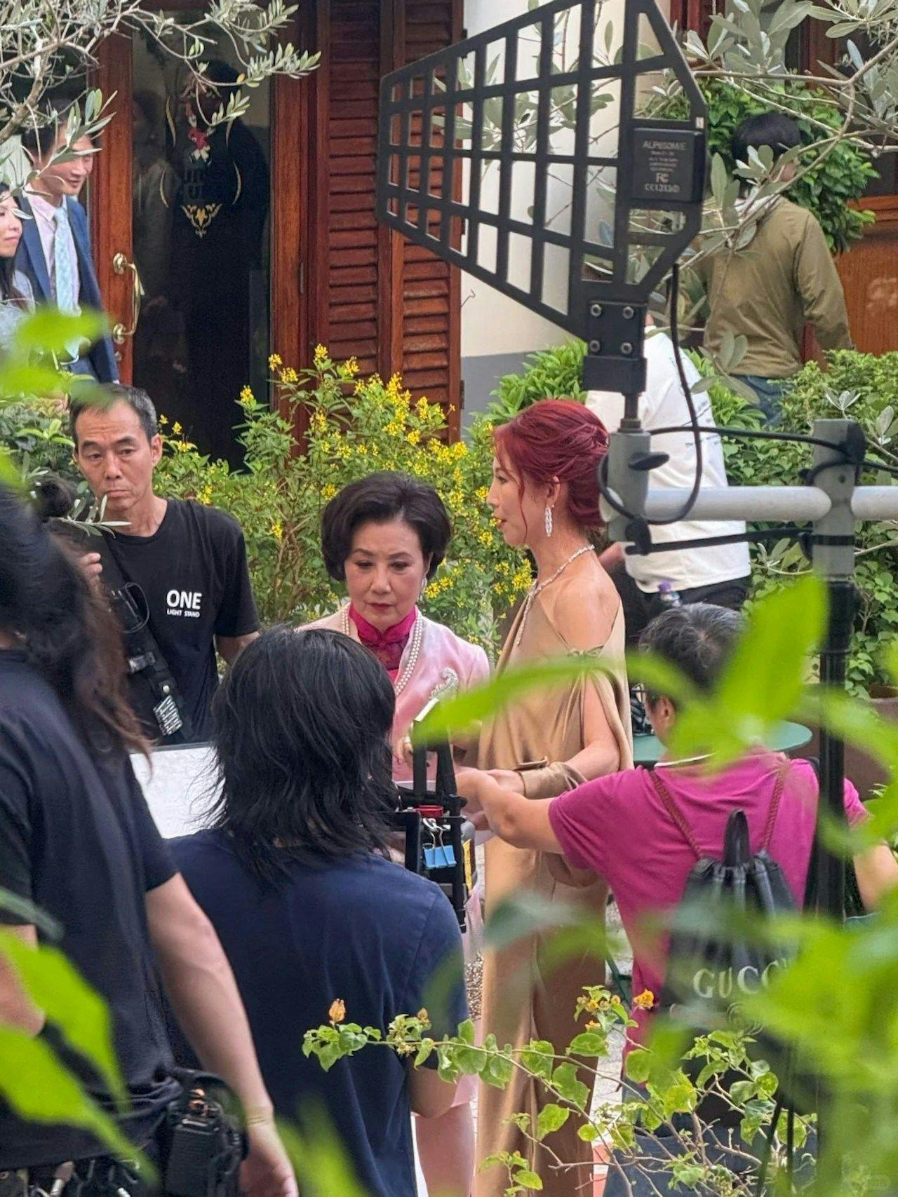 咱就是说，52岁的蔡少芬也太接地气了！最近有网友在商场偶遇她素颜扫货平价店，一身