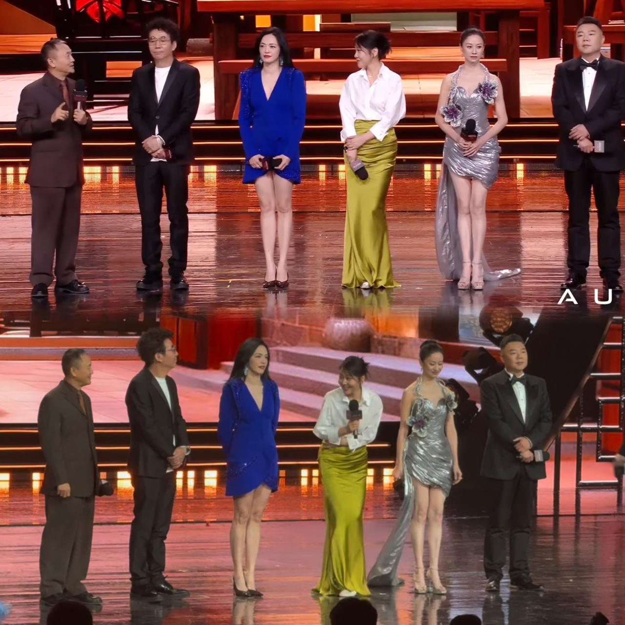 《武林外传》剧组重聚，情不自禁的老盯着姚晨和倪虹洁的美腿看了，腿型太赞了，又长又