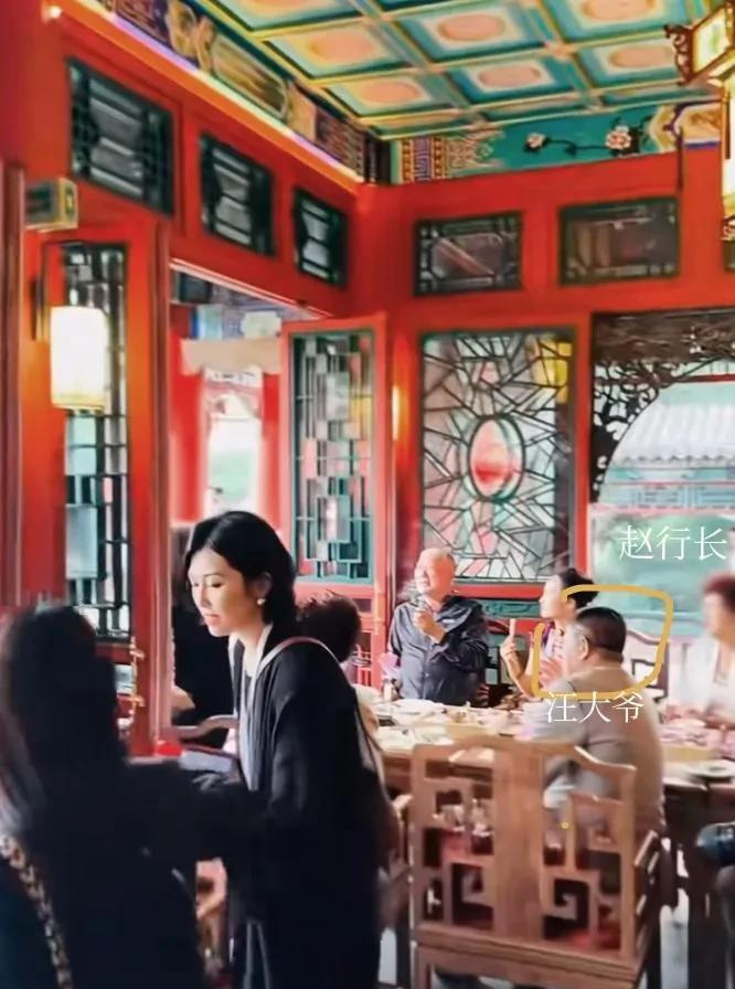 一场温馨的二婚婚礼终于把一大家子凑齐了。汪小菲马筱梅婚礼现场，汪小菲的亲爸汪大
