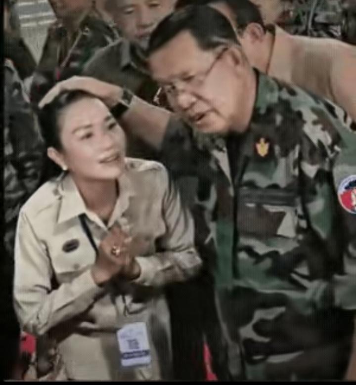 ​人们看到了柬埔寨洪森的霸气，这时候在民众之间交流之中发现一位女子，看上去她对洪