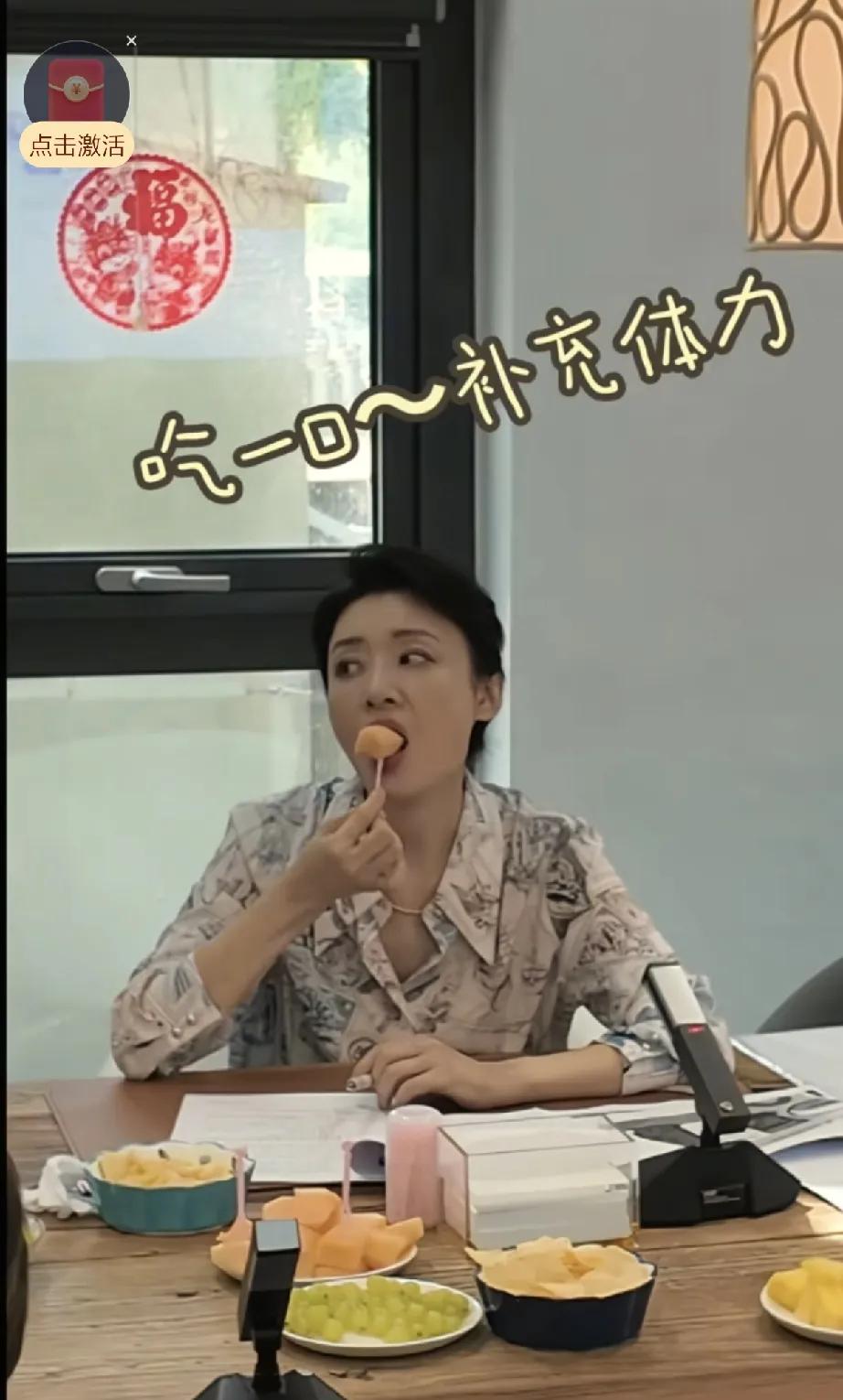 我敢断定，周涛这件上衣今年一定会卖爆。周涛新发了工作时的照片，又把网友们迷的走不