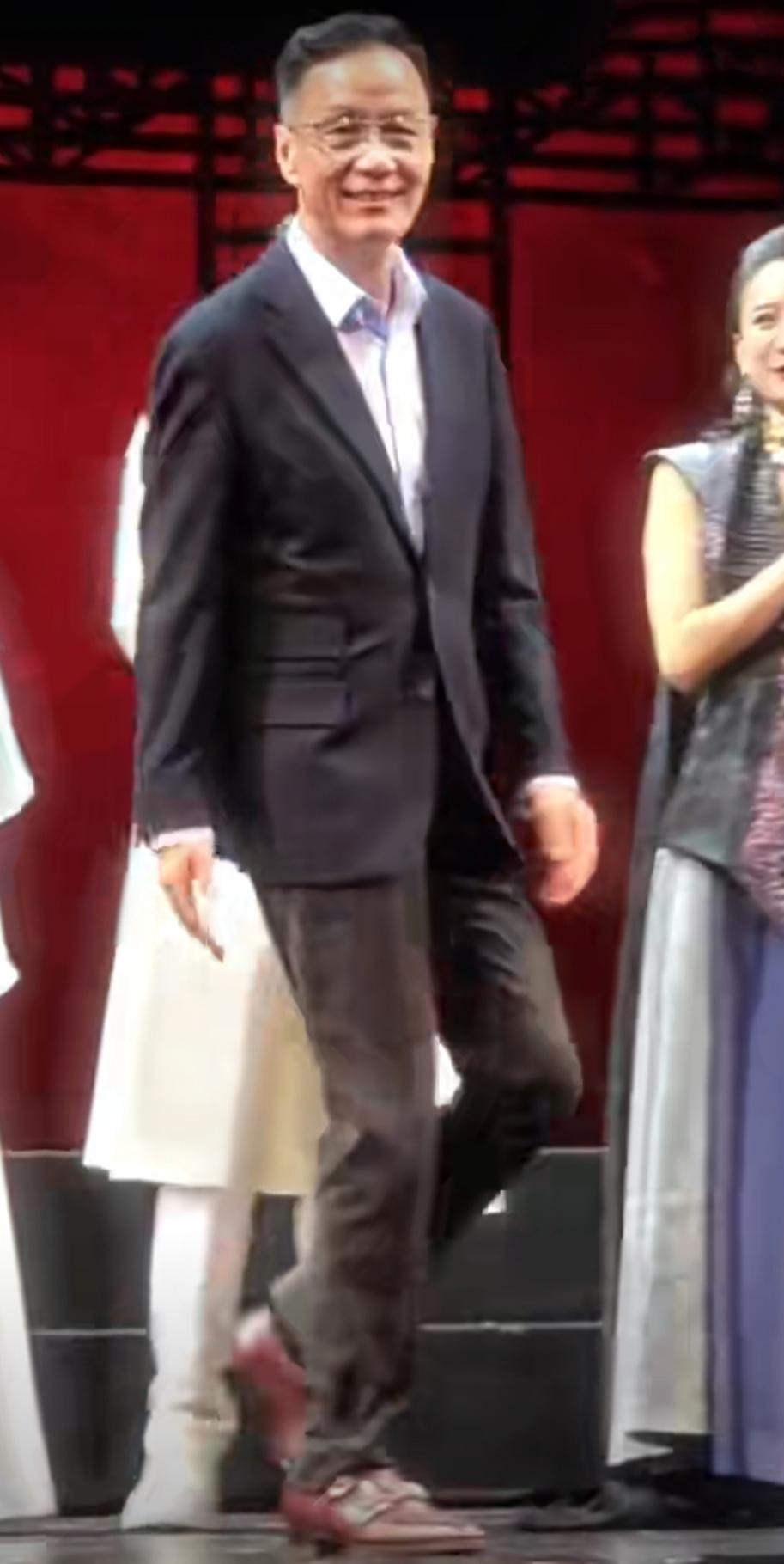 冯远征这是戴了假发吧？舞台上冯远征头发乌黑浓密，一身深蓝色西装显得身材挺拔有型，