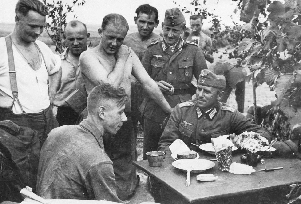 [呲牙笑]“事已至此，先吃饭吧”——1941年，东线。一名被俘的苏联飞行员正接受