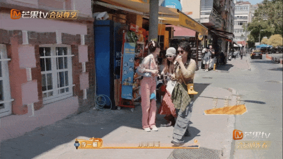 李一桐抛梗比接梗快天赋型综艺人李一桐！抛梗快过接梗，梗鲜活有料，节目里聊天梗一