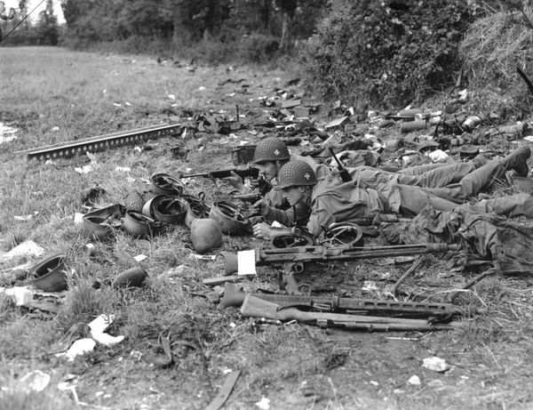 1944年美军士兵在德军装备堆中的趣味摆拍