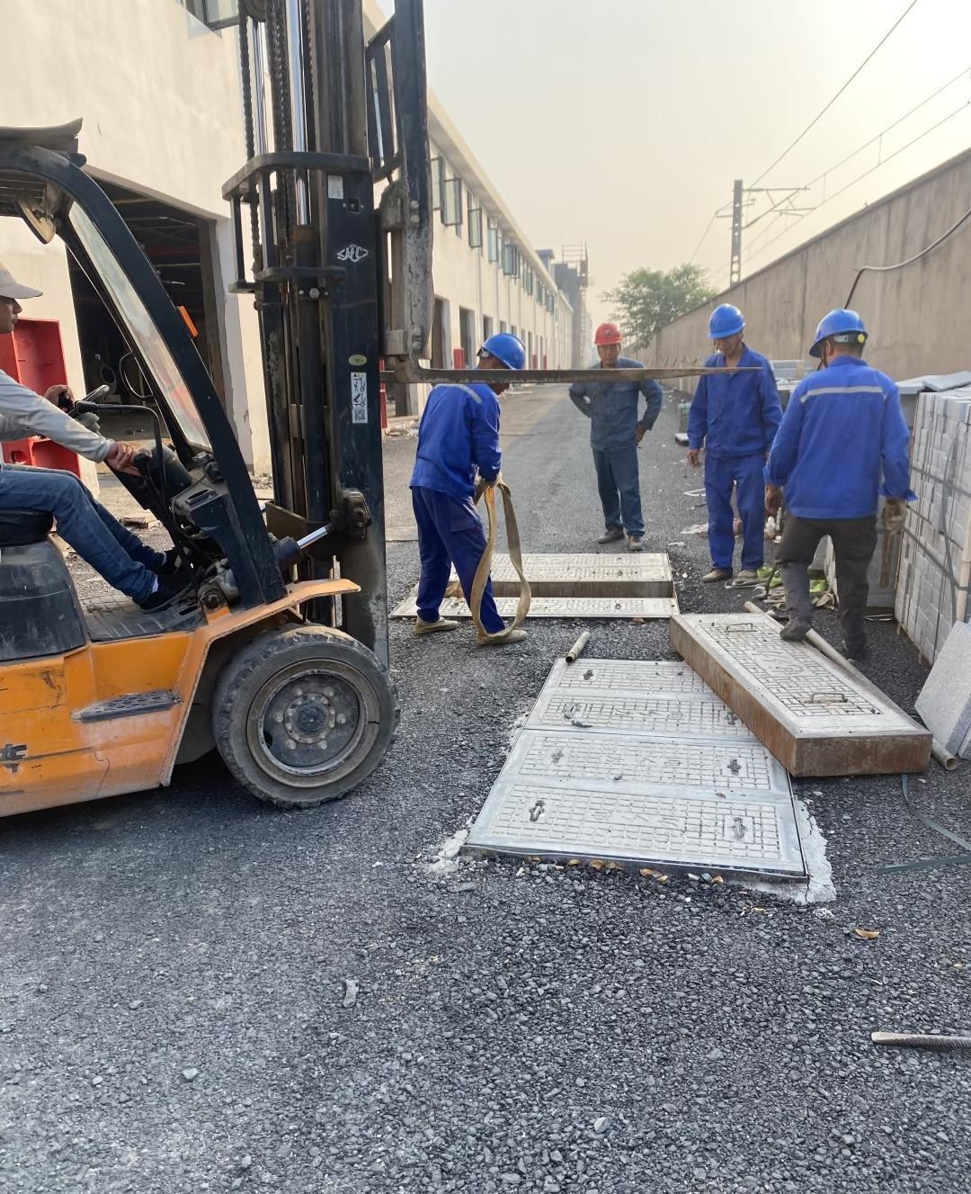 新车间拉几条大电缆线，去外面请几个临时工过来一起弄，但没人愿意干这苦力活，公司又