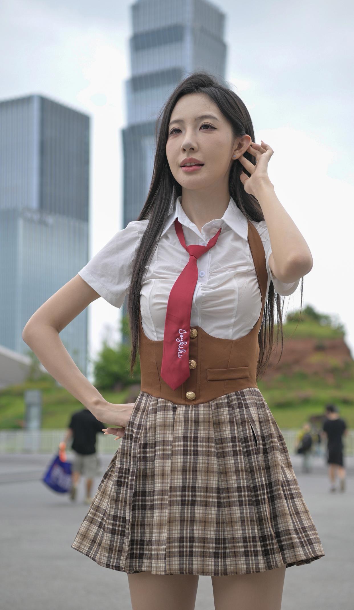 学院风穿搭打卡～棕格裙+红领带的搭配，好像把青春感直接穿在了身上