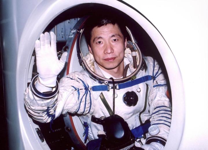 出征前一晚，杨利伟踏进家门，拿起桌上的电子闹钟对妻子张玉梅说："我走了，你也不会