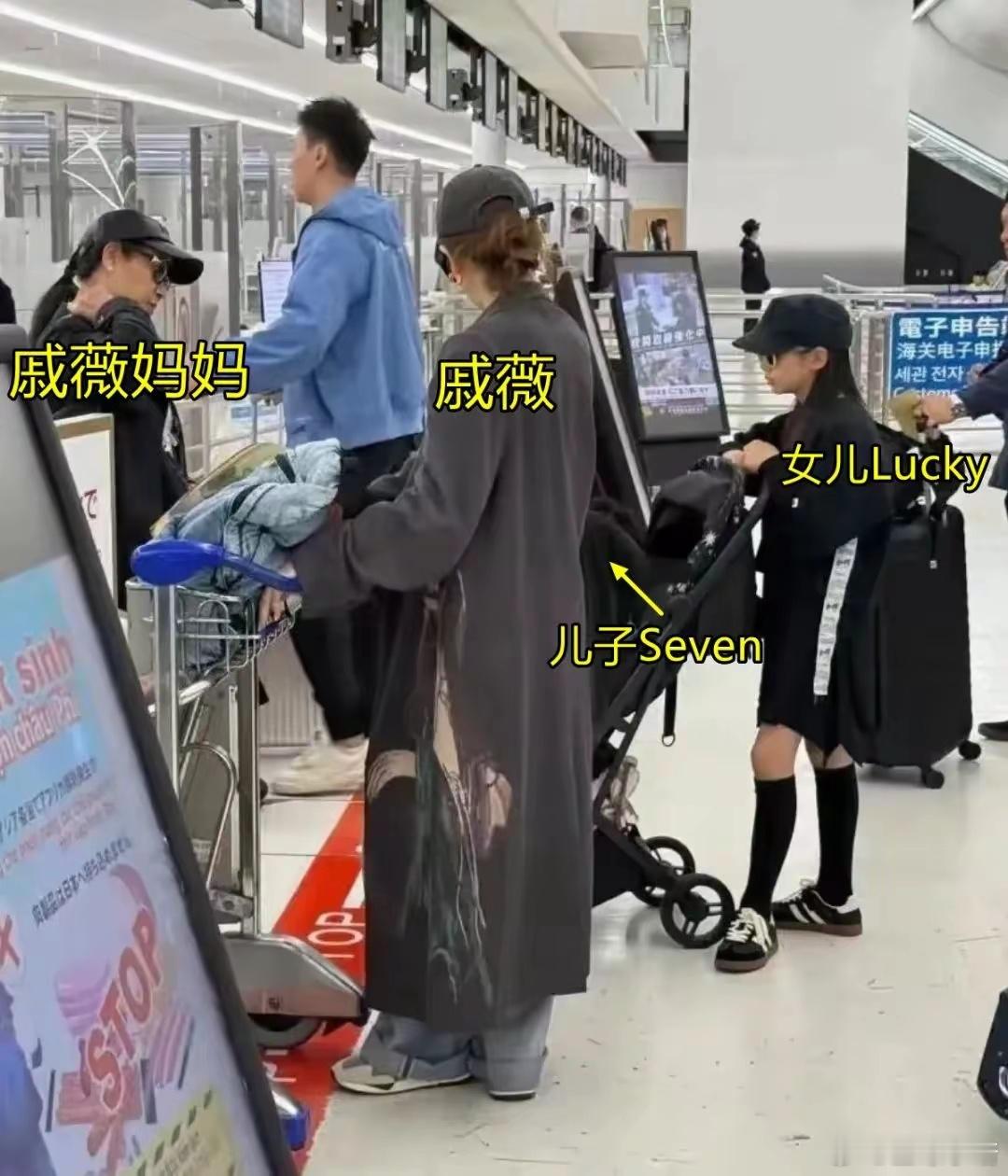 戚薇和李承铉一家四口逛潮牌店被偶遇儿子与爸爸同款发型好可爱​​​
