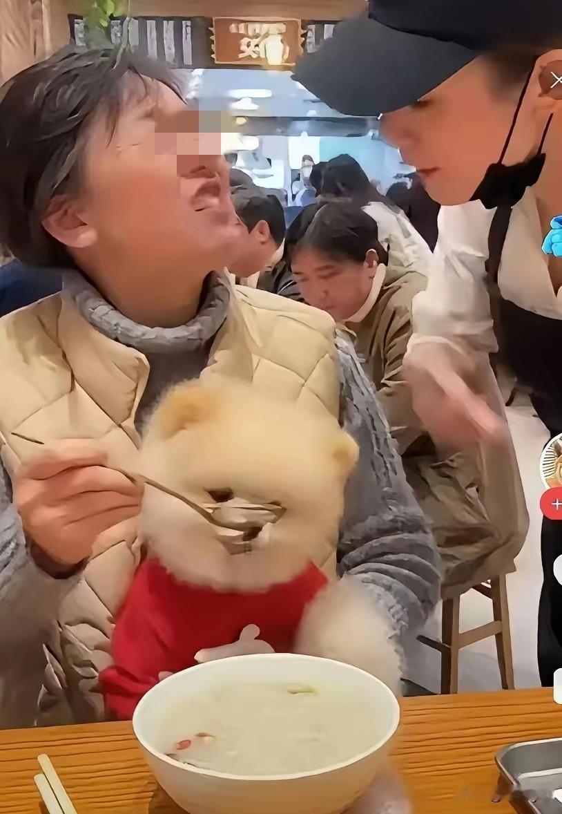 这大妈，到饭店吃饭，不仅带狗进入，还竟然用饭店勺子喂狗。对服务员的劝阻置之不理，