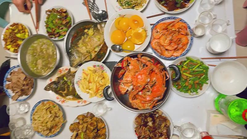 因为不做年夜饭，我被人说懒。刚刚遇到一个远房亲戚，问我年夜饭谁烧的？我说饭店