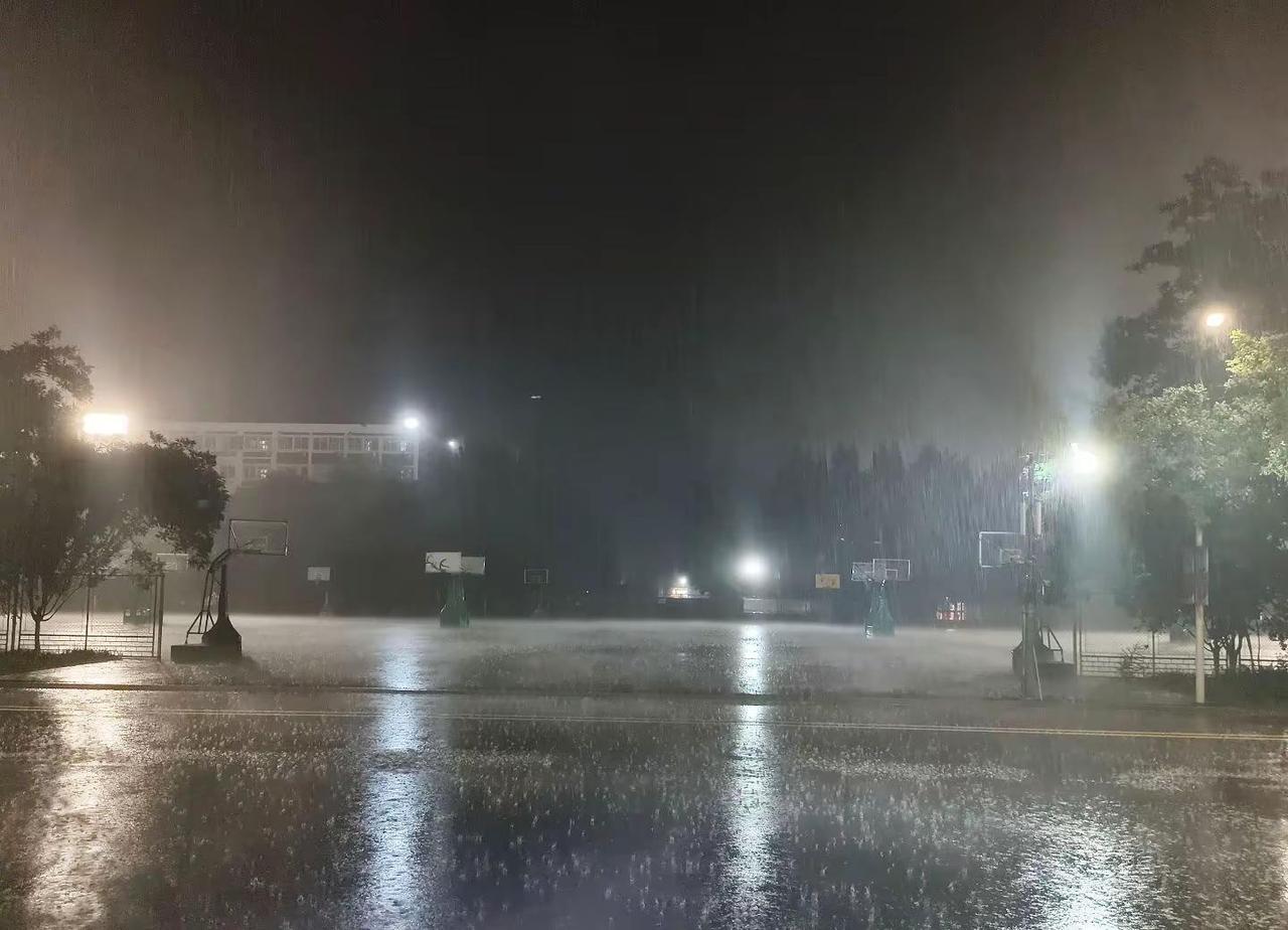 这才是暴雨倾盆淋一场雨