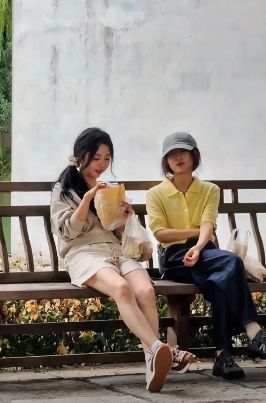 还是熟悉的味道。《向往的生活》张子枫路透照。节目组真不考虑一下，给张子枫配一