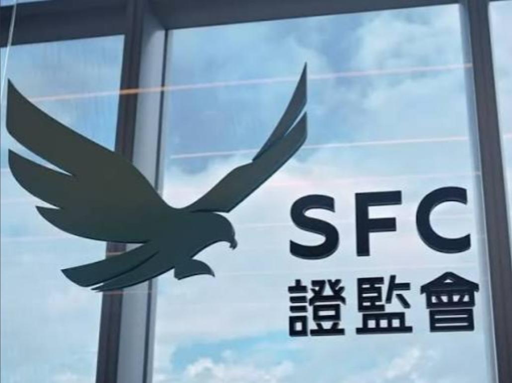 香港证监会这回真是下了狠手。10月13日一大早，茶百道当场被勒令停牌。紧接着，3