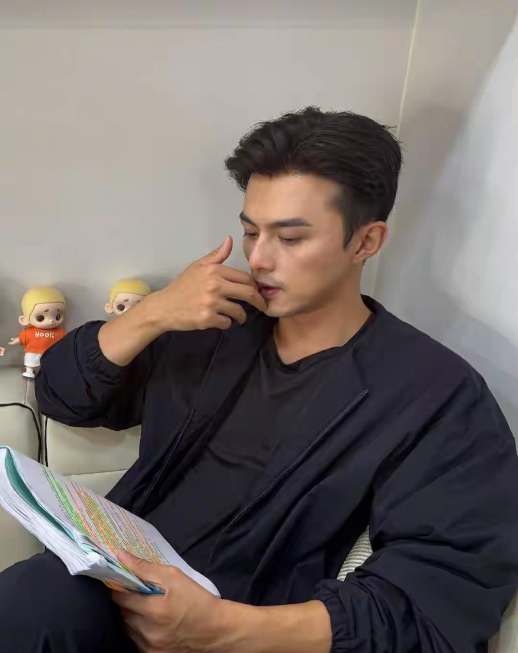 我一直觉得叶祖新很神奇，年轻时是清秀挂，反而随着年纪增长，气质沉淀下来，整个人越