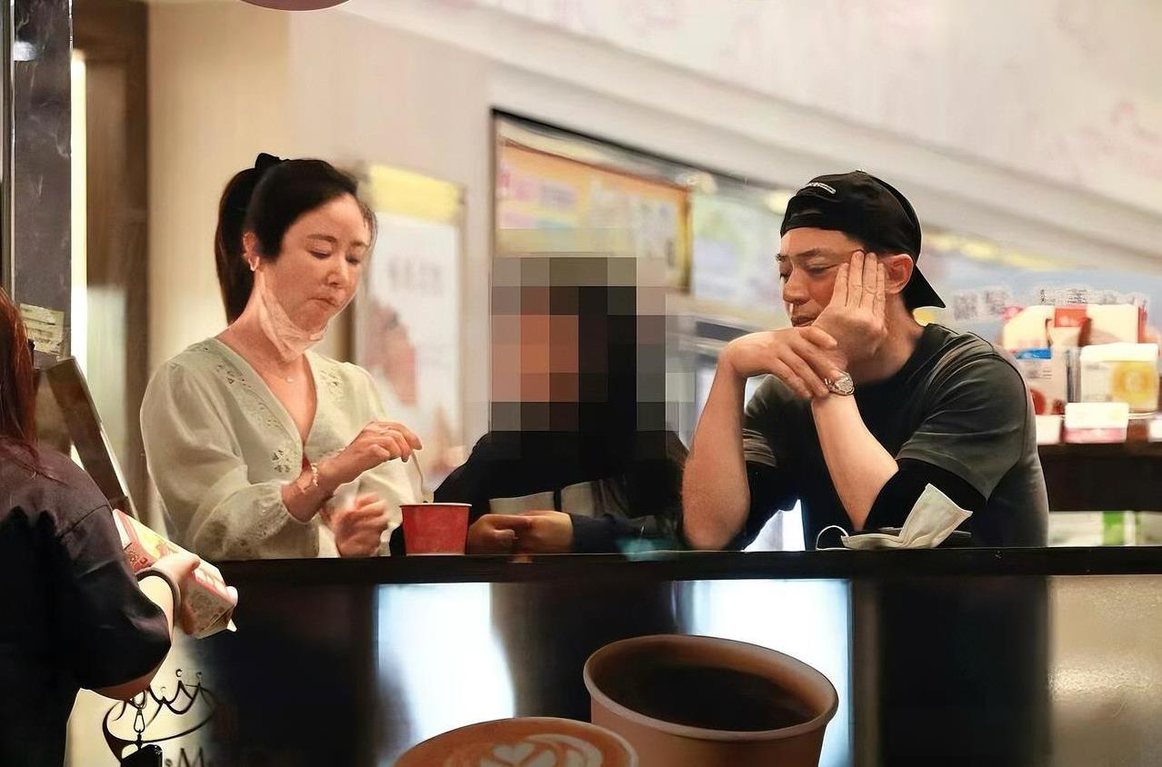 偶遇林心如霍建华带女儿外出吃冰淇淋，两人都是寻常打扮，服饰也非常日常。小海豚一手
