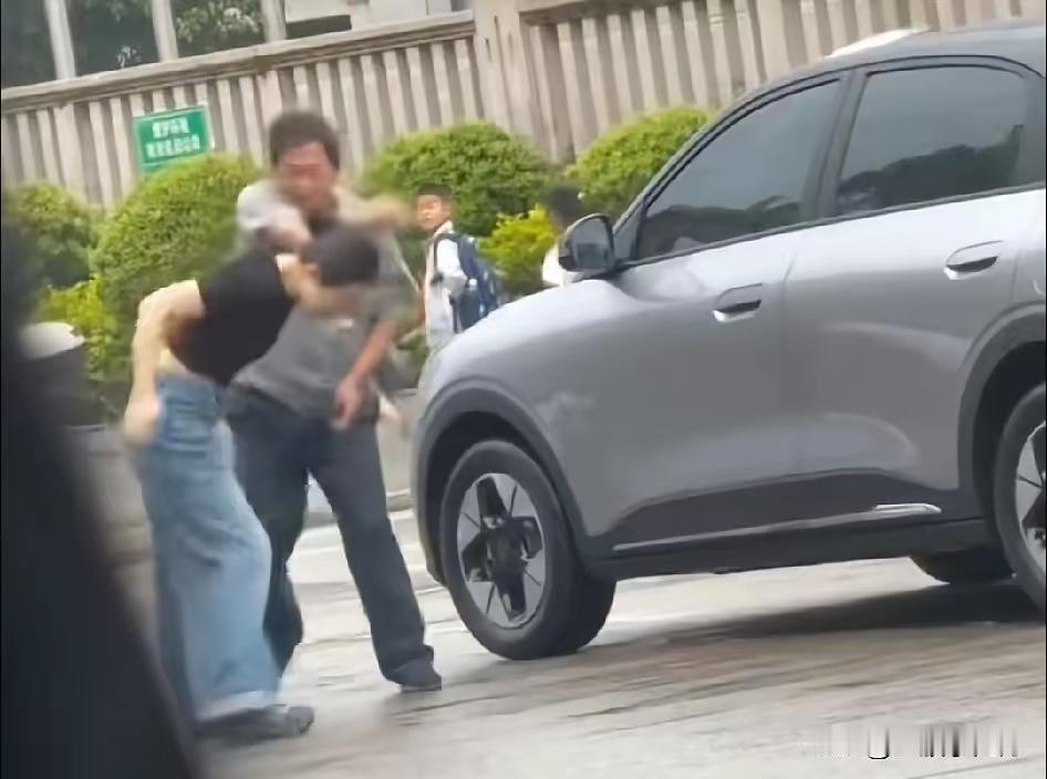 这个女司机，太丢人啦！近日，福建三明市一位女司机，不知何故停车，走下车。满脸