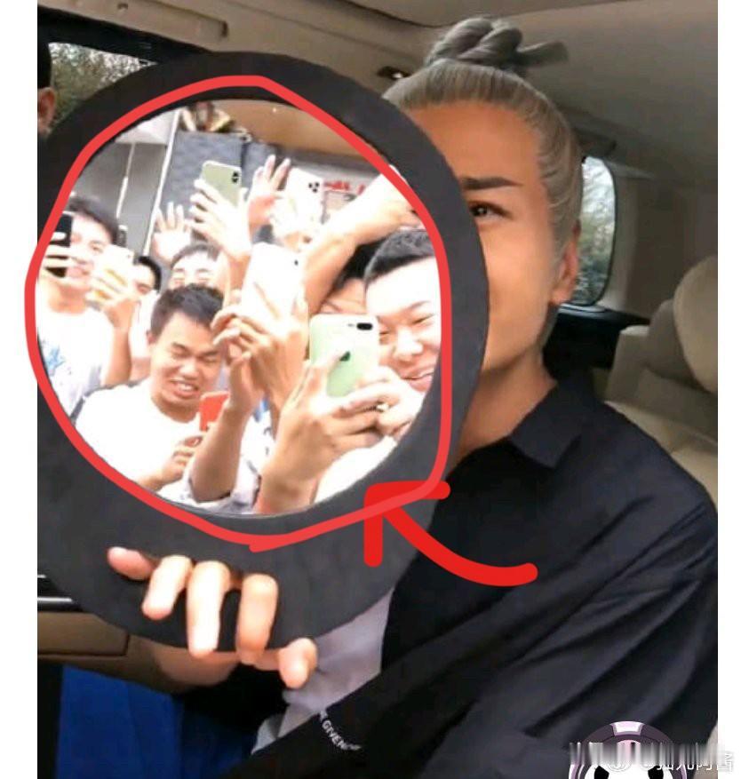 终于找到于丫头为什么忘不了何晟铭的原因了何晟铭在剧组拍戏，一大堆人围拍，从反