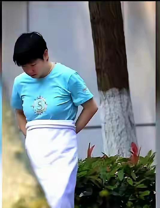 【成都天热，孙颖莎提前换上夏装外出活动】路透社又拍到孙颖莎了。春暖花开，阳光正好