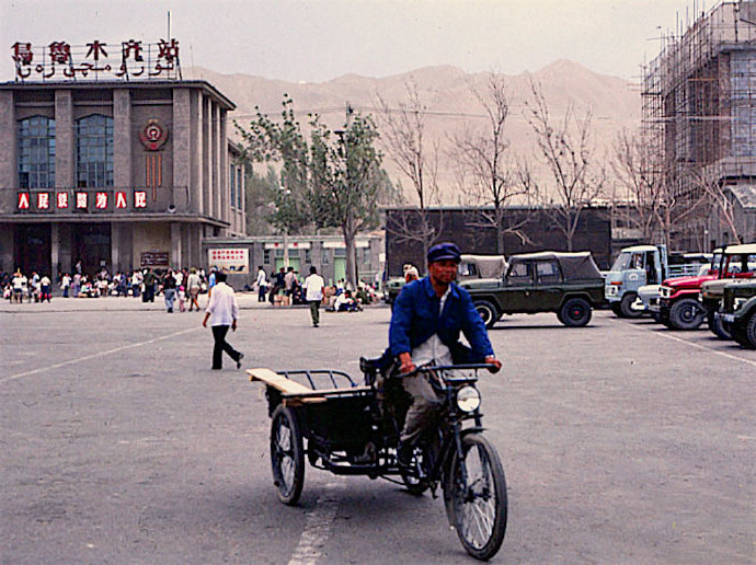 走，上班去！（1983年乌鲁木齐）