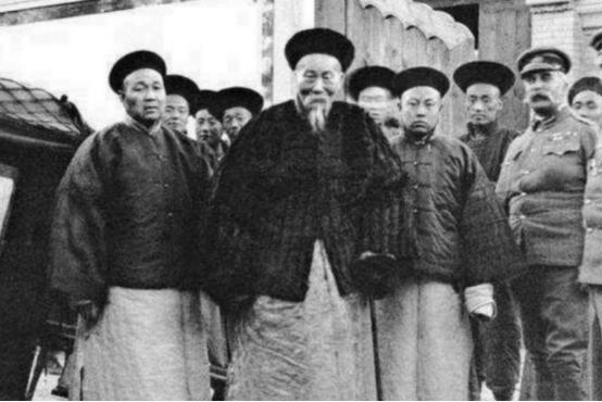 湘军攻下南京后，曾国藩指示曾国荃，一定要多杀滥杀，不能因为假惺惺的仁慈而误了大事