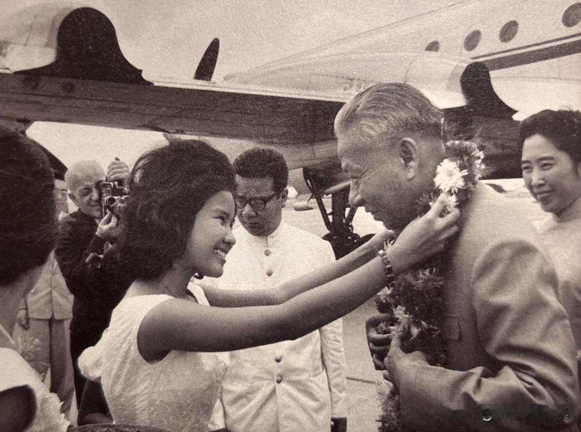1963年4月，刘少奇出访柬埔寨，受到热烈欢迎。中华人民共和国与柬埔寨王国自建国